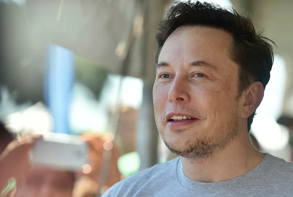 Tesla-sjef Elon Musk sier nå at han likevel beholder elbilselskapet på børs.