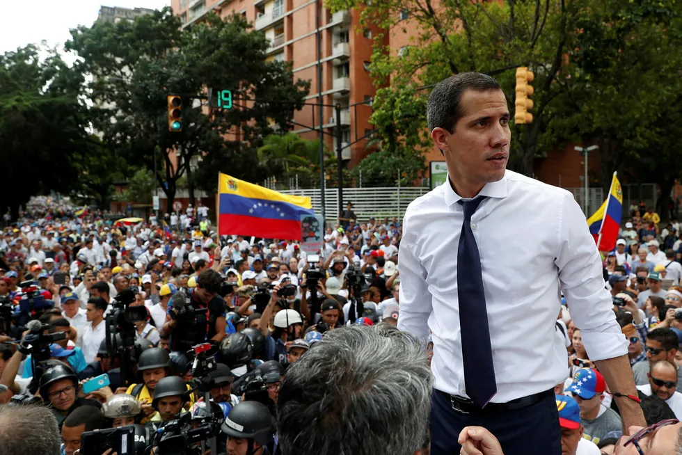 Venezuelas opposisjonsleder Juan Guaidó vil delta i et møte på Barbados med mål å forhandle frem en slutt på diktaturet i landet.