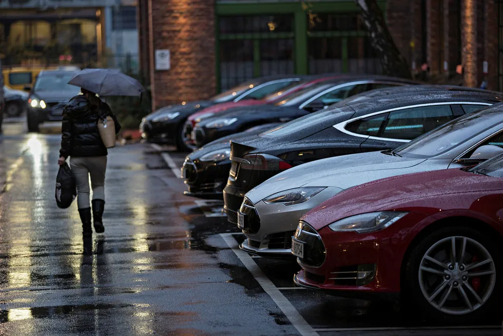 Tesla-salget i Norge falt med 13,8 prosent i 2016. Foto: Aleksander Nordahl