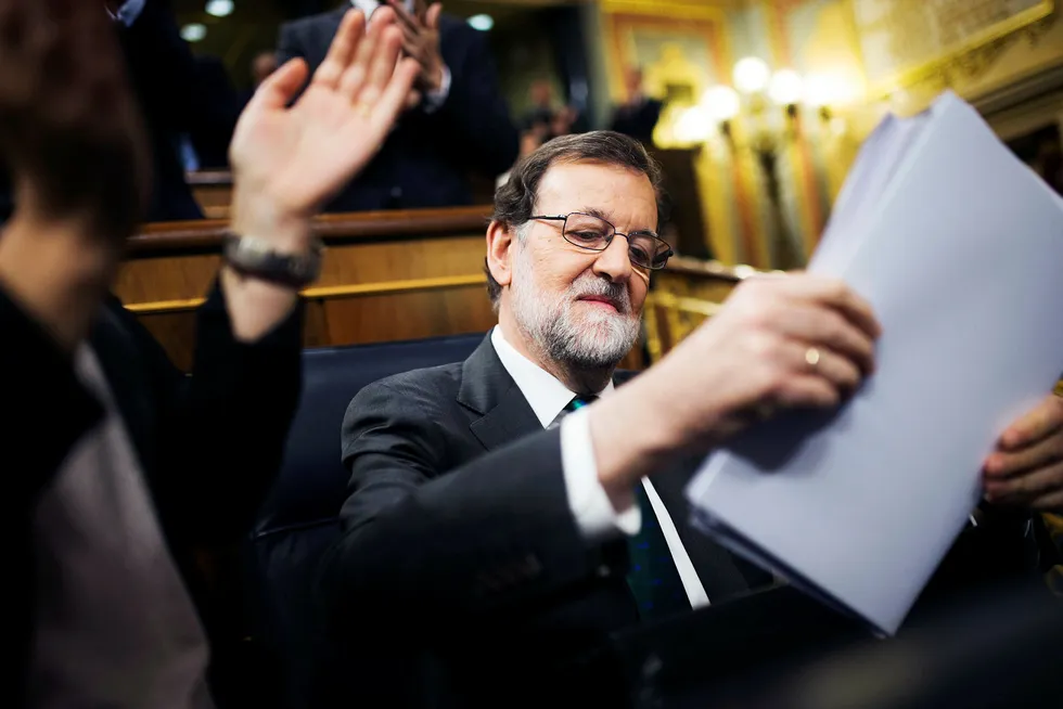 Det kan gå mot slutten for Mariano Rajoy som statsminister i Spania. Med mindre den politiske ringreven har noe på lur i siste liten. Foto: Francisco Seco/AP/NTB Scanpix