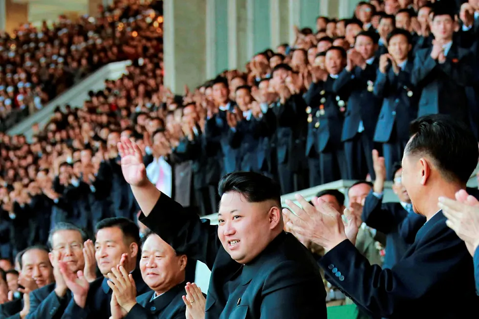 Applaus. Nord-Koreas leder Kim Jong-un mottar folkets hyllest under en fotballkamp på Kim Il-sung stadion i Pyongyang 14. april 2015. Bildet ble distribuert av Korean Central News Agency (KCNA). Foto: KCNA/Reuters/NTB scanpix