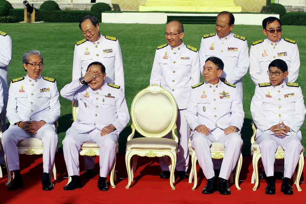 Da den thailandske militærjuntaen tok gruppefoto i desember i fjor, holdt visestatsminister og forsvarsminister Prawit Wongsuwan opp hånden for å skjerme seg mot solen, og dermed fanget fotografene opp en svinedyr klokke av merket Richard Mille. Foto: Vichan Poti