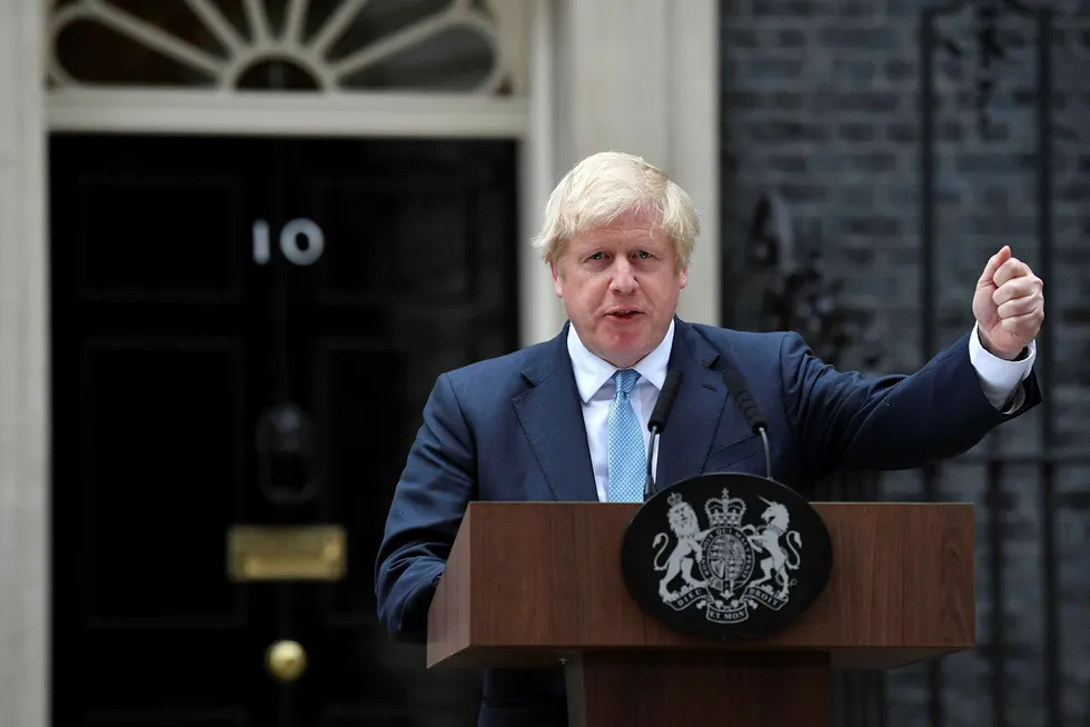 Storbritannias statsminister Boris Johnson talte utenfor statsministerboligen mandag kveld.