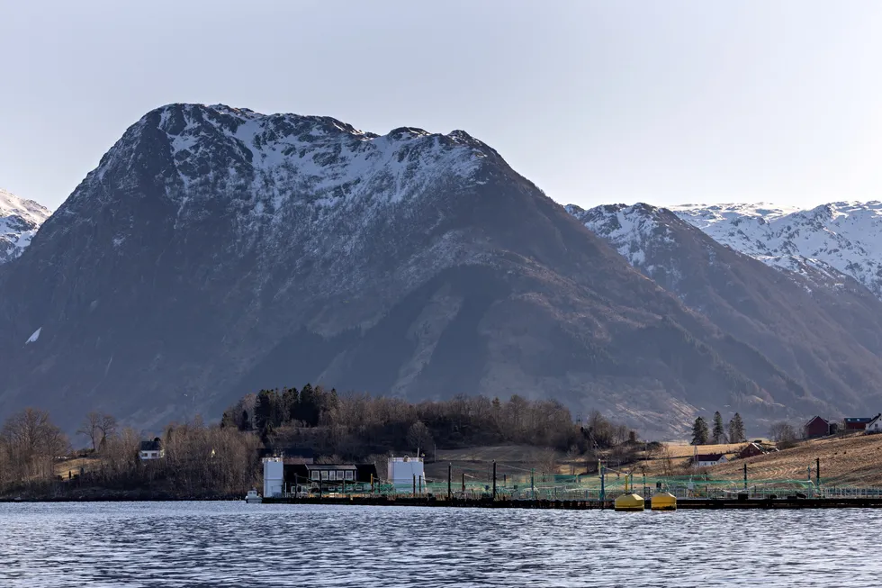 Alle som driver med oppdrett må søke staten om tillatelse til akvakultur. Her fra et anlegg i Hardanger.