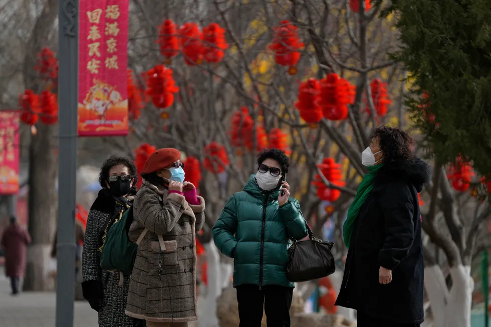 Kina gjør seg klar til å ønske harens år velkommen. Det er store, omfattende smittebølger i store deler av landet. Her fra hovedstaden, Beijing, torsdag 19. januar.