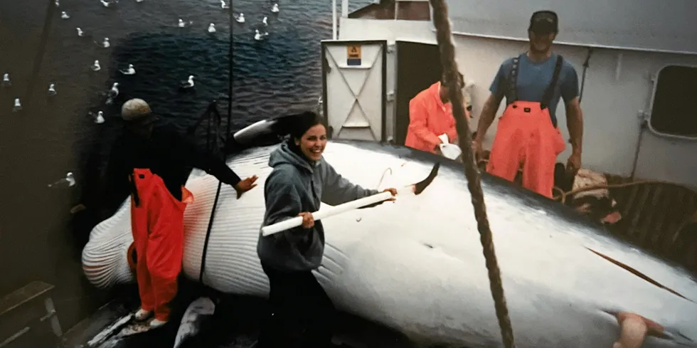 Selv om Laila Byrkjeland Husa i dag jobber som lege, har hun vært med på både kvalfangst og fiske. Hun og ektemannen Olav forlovet seg i utkikkstønna om bord i «Feie» (som nå heter «Nystrand»).