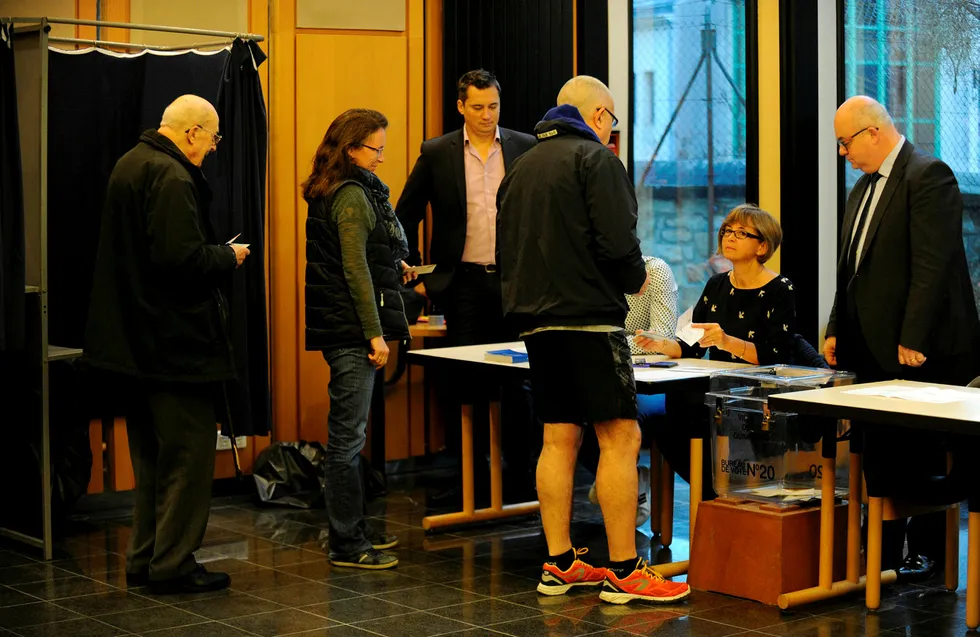 Folk avgir sin stemme i Quimper i Frankrike i andre og avgjørende runde av presidentvalget. Foto: FRED TANNEAU