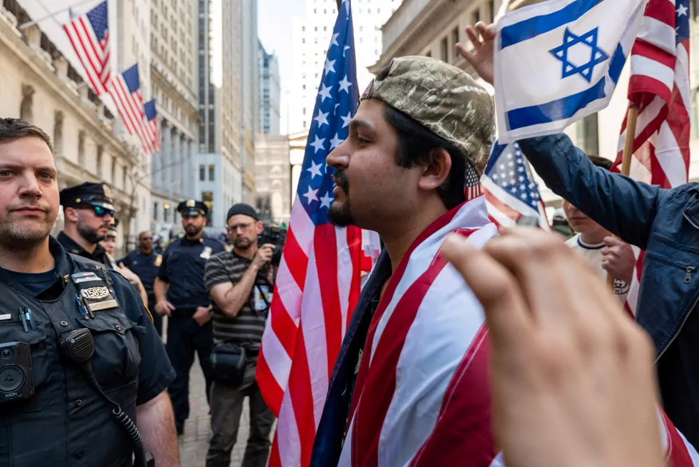 Wall Street har også blitt preget av demonstranter for palestinerne og Israel. Her utenfor New York-børsen mandag.