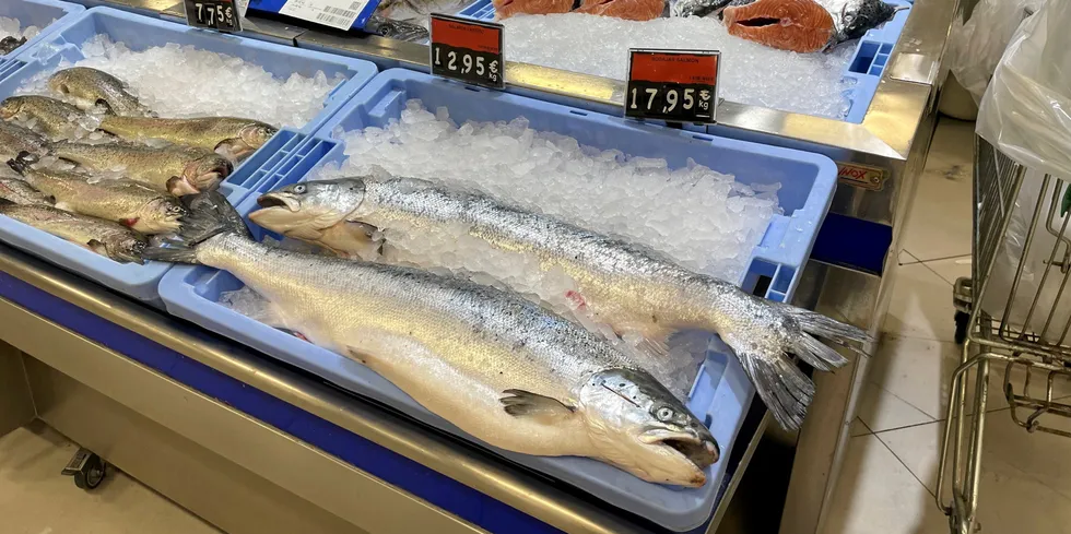 Norsk laks i spansk fiskedisk hos supermarkedkjeden Supermercado. Fisken Intrafish observerte i fiskedisken denne uken var fra Lerøy og prisen lå rett under 18 euro kiloet.