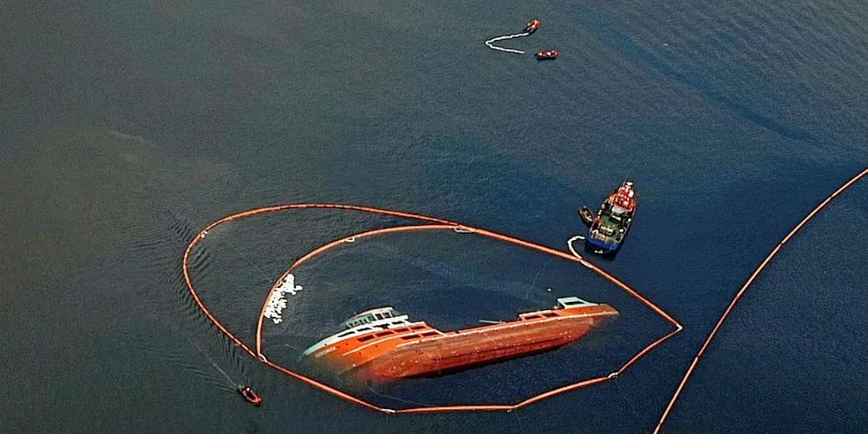 Vraket av "Seikongen" med oljelenser rundt. Foto: Chilenske myndigheter/ Intendencia