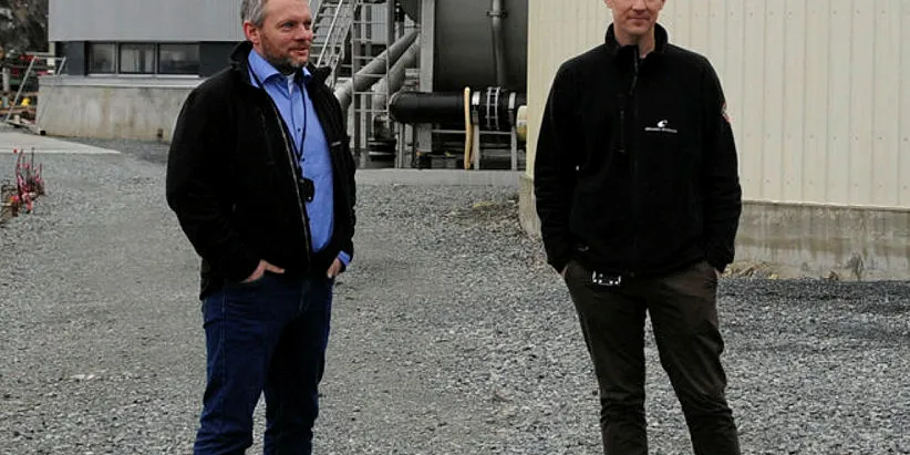 Utviklingssjef Simon Nesse Økland (t.v.) og fabrikksjef Geir Ivar Ådnanes i Bremnes Seashore ser ei klar betring i kvaliteten på laksen etter at de tok i bruk to store tankar på land som ventemerdar.