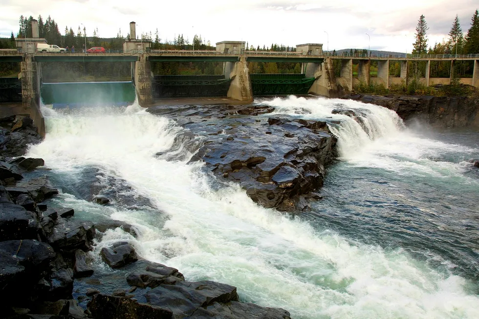 Norsk vannkraft gir lavt CO 2-fotavtrykk i industriproduksjonen, skriver artikkelforfatterne. Reinfors-anlegget ligger i Ranaelva, nær Mo i Rana.