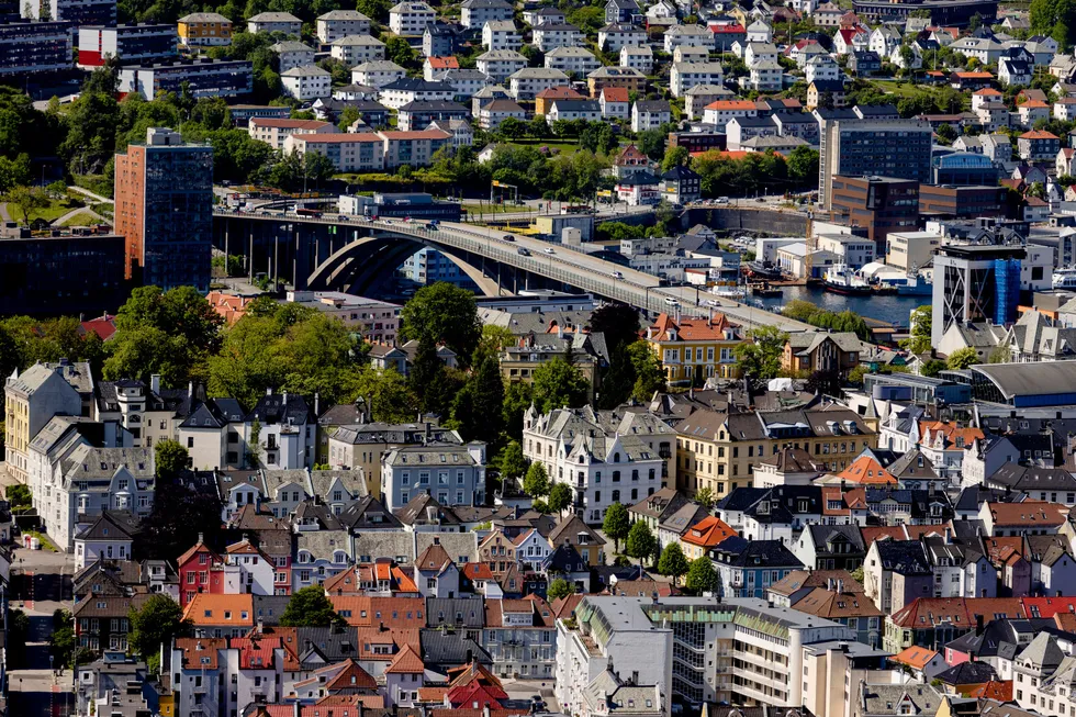 Norges Bank kommer med nye anslag for norsk økonomi. Her ses boliger Bergen by.