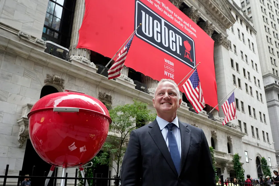 Administrerende direktør i Weber Inc Chris Scherzinger poserer ved siden av en gigantisk grill utenfor New York Stock Exchange før selskapets børsnotering, torsdag 5. august 2021