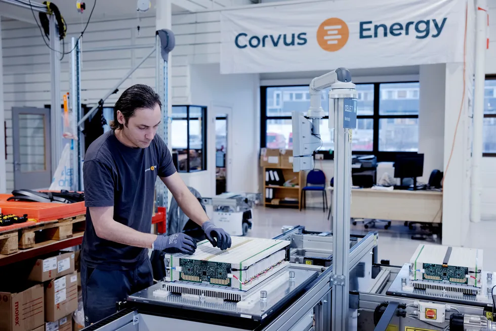 Corvus Energy i Bergen har en markedsandel på 60 prosent for batterier til skip, skriver Eli Aamot. På Midttun i Bergen kontrollerer Corvus' operatør Kristoffer Strand her batterimoduler før roboter tar neste trinn.