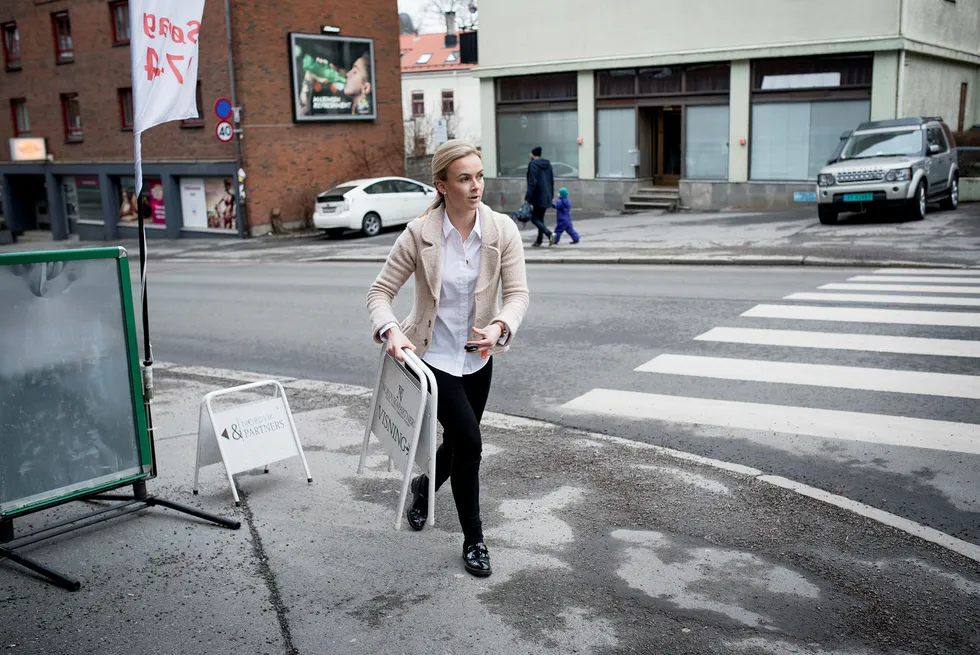 – Folk er kanskje litt redde for å kjøpe på topp og selge på bunn, sier Beatrice Torp i Nordvik og Partners. Her gjør hun seg klar til visning på en toromsleilighet på Bjølsen i Oslo. Foto: Skjalg Bøhmer Vold