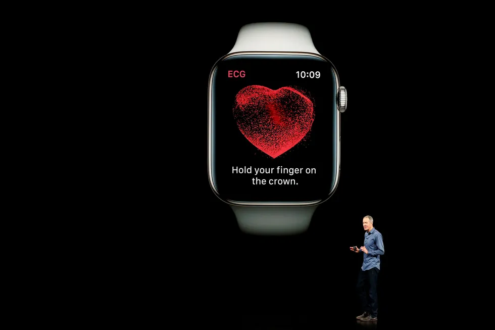 Jeff Williams demonstrerer ECG-funksjonen i Apple watch.