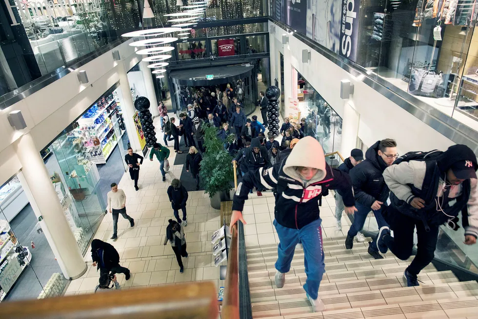 «Black Friday» i Sandvika - Sandvika Storsenter åpner dørene for publikum klokken sju på Black Friday i den nye delen av kjøpesenteret. Foto: Øyvind Elvsborg