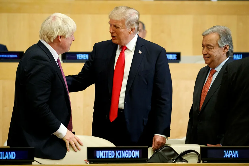 USAs president Donald Trump snakker med Storbritannias utenriksminister Boris Johnson, mens FNs generalsekretær António Guterres står til høyre. Foto: Evan Vucci/AP/NTB Scanpix