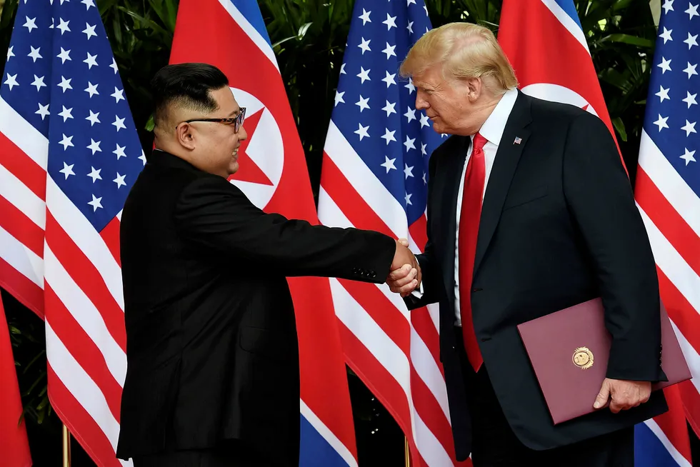 USAs president Donald Trump og Nord-Koreas leder har funnet tonen under toppmøtet i Singapore og undertegnet en avtale Foto: Anthony Wallace/AFP/NTB Scanpix
