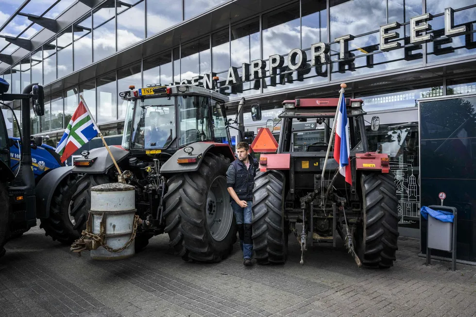 Nederlandske bønder blokkerer Groningen lufthavn i protest mot regjeringens planer om å begrense nitrogenutslipp.
