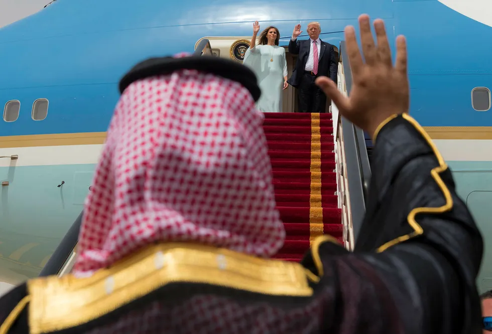 Donald Trump forlater her Saudi-Arabia på sin første utenlandsreise som president. Trump kritiserte under valgkampen Hillary Clinton for å ha mottatt penger fra landet, som han blant annet sa behandler kvinner som slaver og dreper homofile. Foto: BANDAR AL-JALOUD