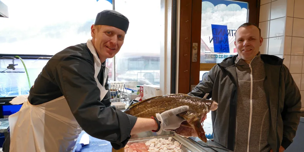 FLOTT SKREI: Fiskehandler Sven Olav Nettland i Bergen viser frem flott skrei. Spørsmålet blir hvordan ferskfiskutfordringene blir håndtert i flåteleddet.