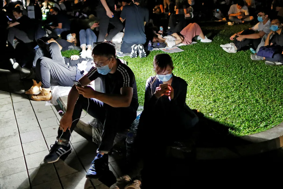 Demonstrantene i Hongkong har tatt i bruk smarttelefoner og krypterte meldingstjenester for å kommunisere. Apple har blokkert en app som viser hva som skjer i Hongkongs gater og hvor politiet mobiliserer mot demonstranter.