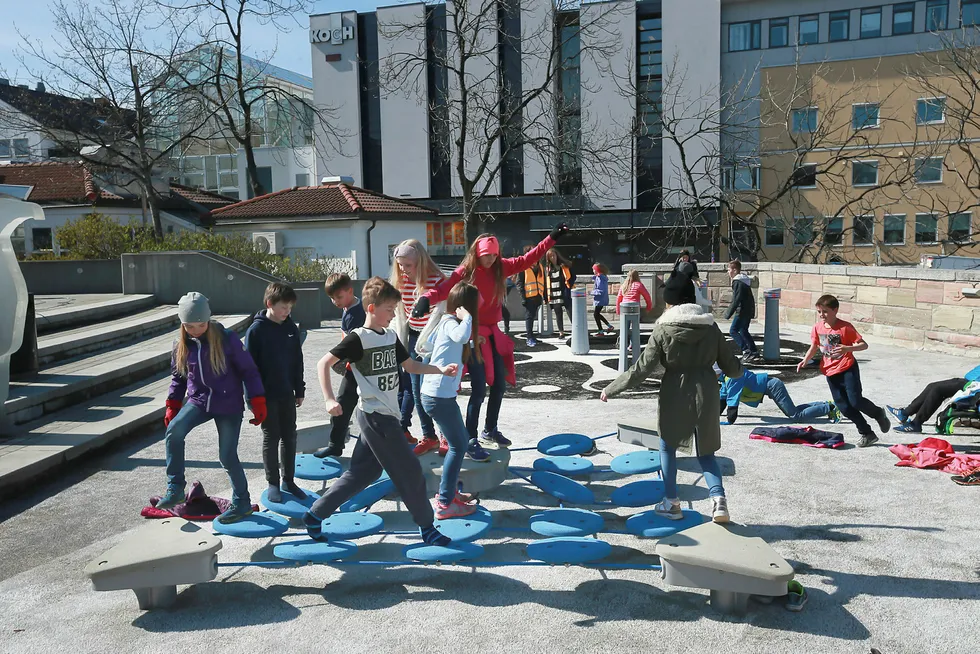 I mange byer er man for lite opptatt av barne- og ungdomsvennlige uterom. I Drammen og Bodø er det etablert lekeplasser, skatepark og andre aktivitetstiltak i sentrum. Det er kanskje selvsagte ting, men kan fort glemmes. Her fra barnelek på Torget i Bodø. Foto: Tom Melby/Avisa Nordland