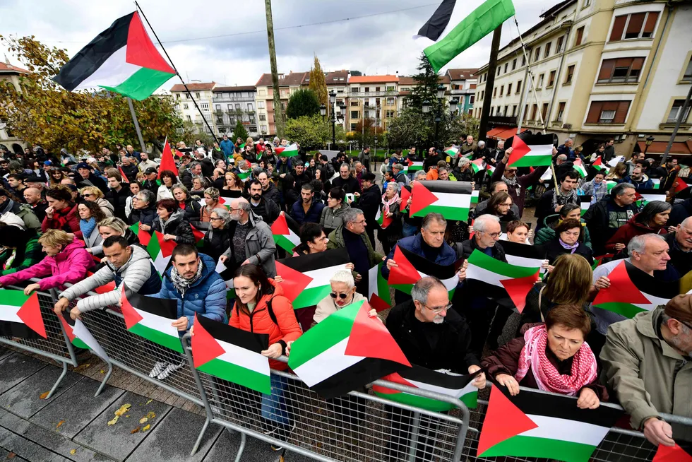 Demonstrasjoner mot Gaza-krigen, slik som denne i den baskiske byen Gernika, er i praksis forbudt i flere europeiske land.