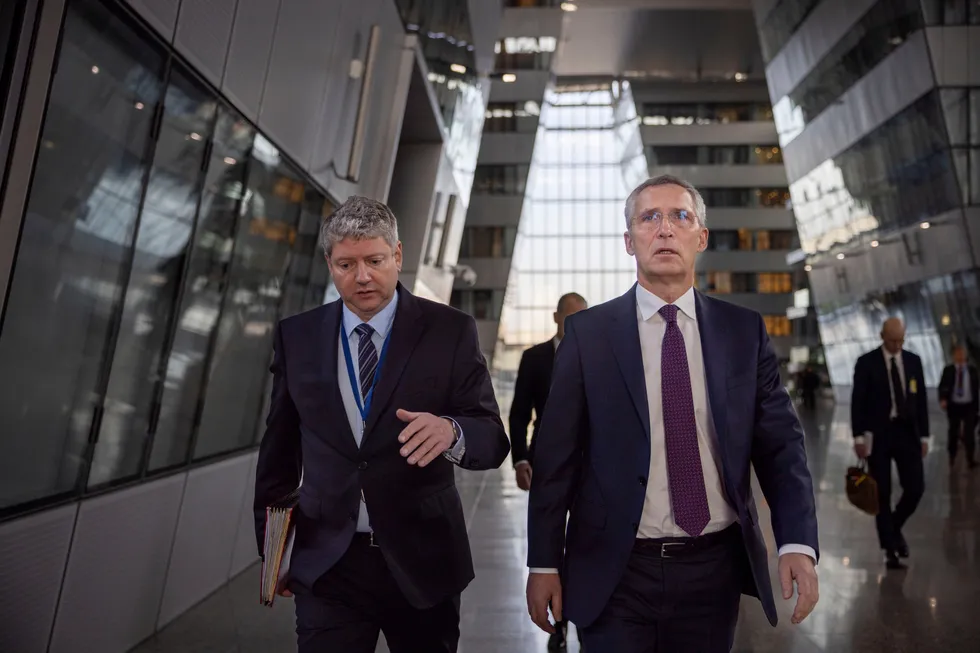 Stian Jenssen (til venstre) er Jens Stoltenbergs stabssjef og den som er aller nærmest generalsekretæren, også her i hovedkvarteret i Brussel. Mye tyder på at perioden deres ikke er over i høst.