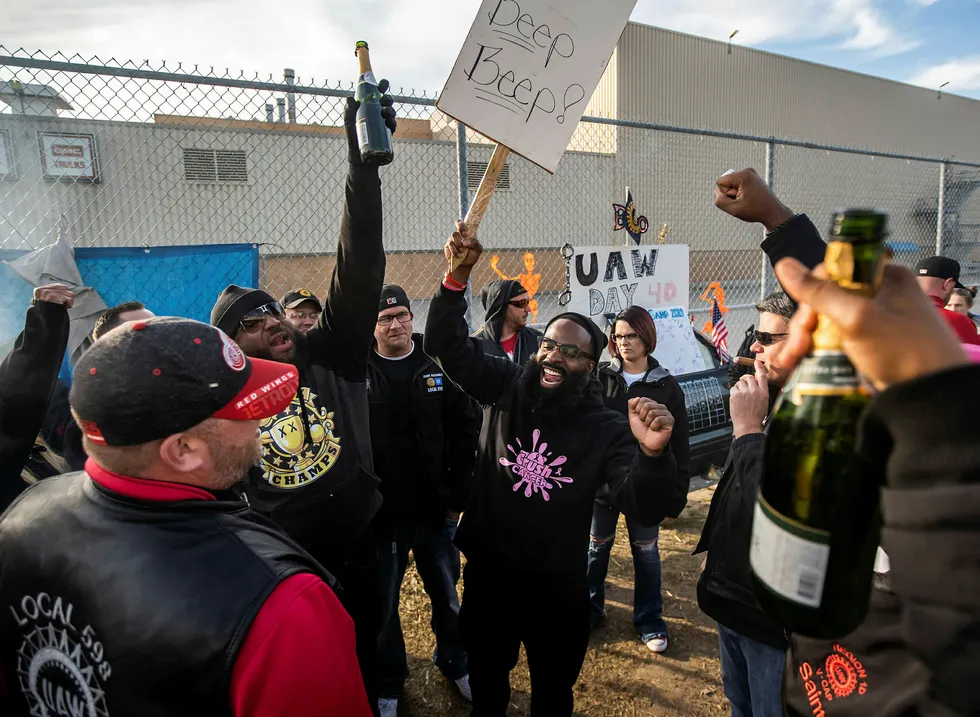 Streikende GM-arbeidere i industribyen Flint i Michigan jublet sist uke da den 40 dager lange streiken var over.
