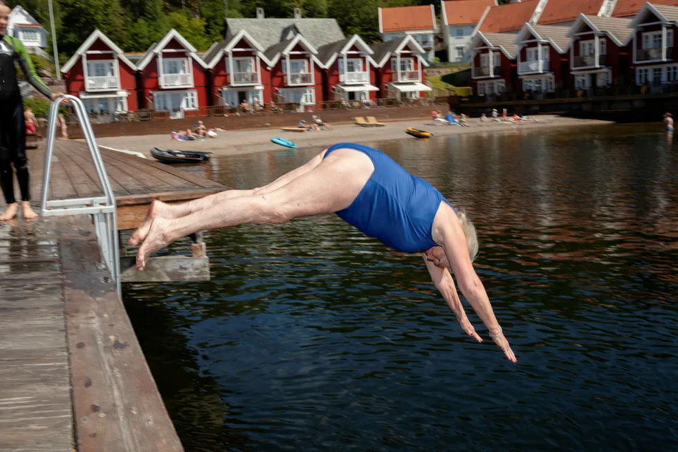 Fritidsboligeier Heidi Svendsen tar dagens første bad på det lille ferieparadiset Holmsbu i Hurum kommune. Området er blitt litt mindre paradispreget etter at Holmsbu hotell og spa gikk konkurs.