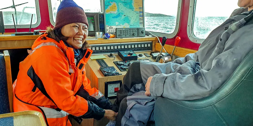 TO KONGEKRABBEFISKERE: Jostein Størksen og kona Suphanphon fisker kongekrabbekvoten si fra Laksefjord i Lebesby kommune denne høsten. De tre siste årene har inntektene i åpen gruppe vært i fritt fall. Nå står kongekrabbefiskerne i øst foran en ytterligere inntektsnedgang, om kongekrabbefjordene skal deles med fiskeren i Vest-Finnmark.