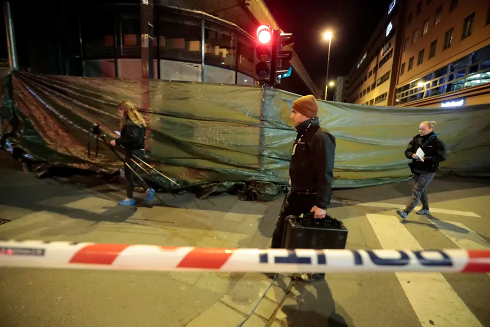Politiet har sperret av et område på Grønland i Oslo natt til søndag, og en mann ble pågrepet etter funn av en bombelignende gjenstand.lørdag kveld. Foto: Lise Åserud/NTB Scanpix