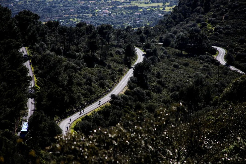 Mallorca har et svært variert terreng for sykling. Her er en norsk gruppe syklister på vei gjennom en av mange serpentinersvinger opp til klosteret på Cura, som ligger 534 meter over havet. Foto: Gunnar Lier