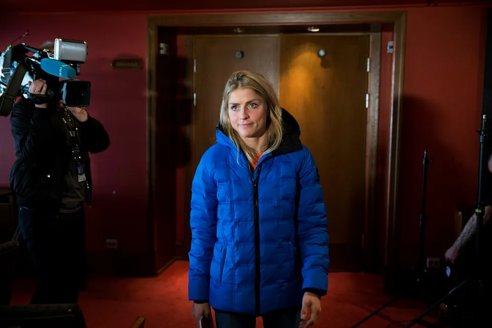 Therese Johaug forlater Holmenkollen Park Hotel torsdag etter møtet med pressen. Foto: NTB Scanpix / Berit Roald