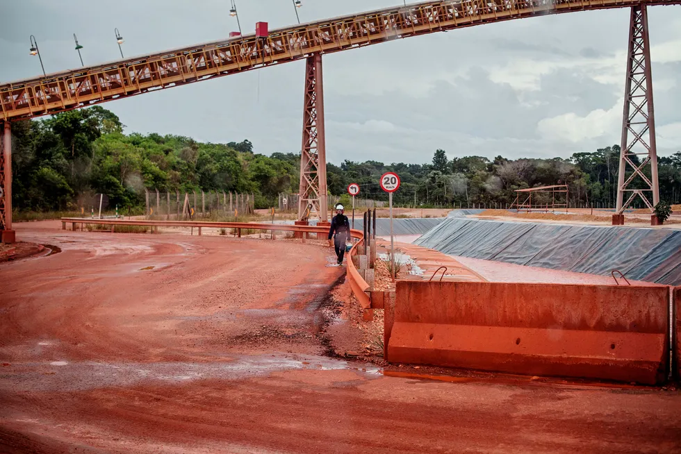 En sivil domstol har hevet produksjonsforbudet på Alunorte, Hydros aluminiumsraffineri Barcarena, Brasil. Men produksjonen fortsetter for halv maskin inntil videre.