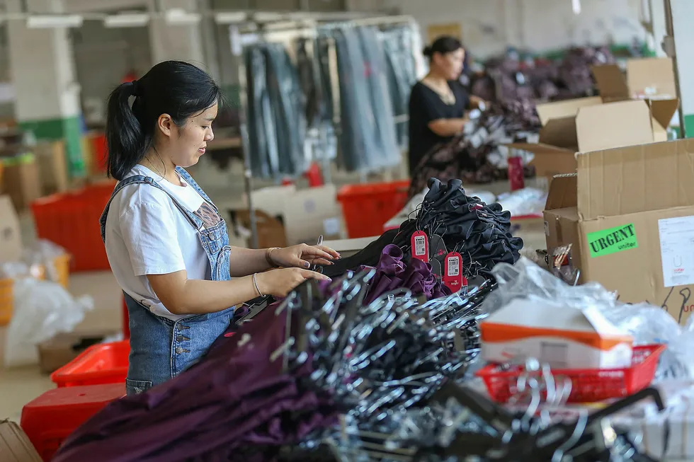 Innkjøpsselskapet Li & Fung karakteriserer situasjonen som «desperat» for kinesiske fabrikker. Ordrer flyttes til Vietnam, hvor fabrikker går for full maskin. Her fra en tekstilfabrikk i Quanzhou.