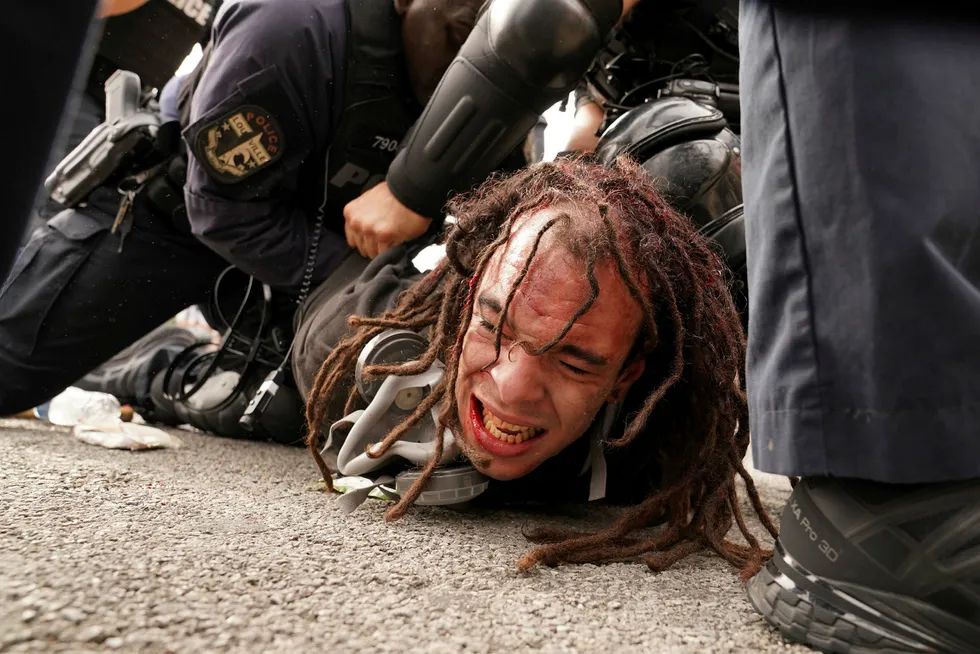En demonstrant blir anholdt i Louisville etter voldsomme protester mot politivold.