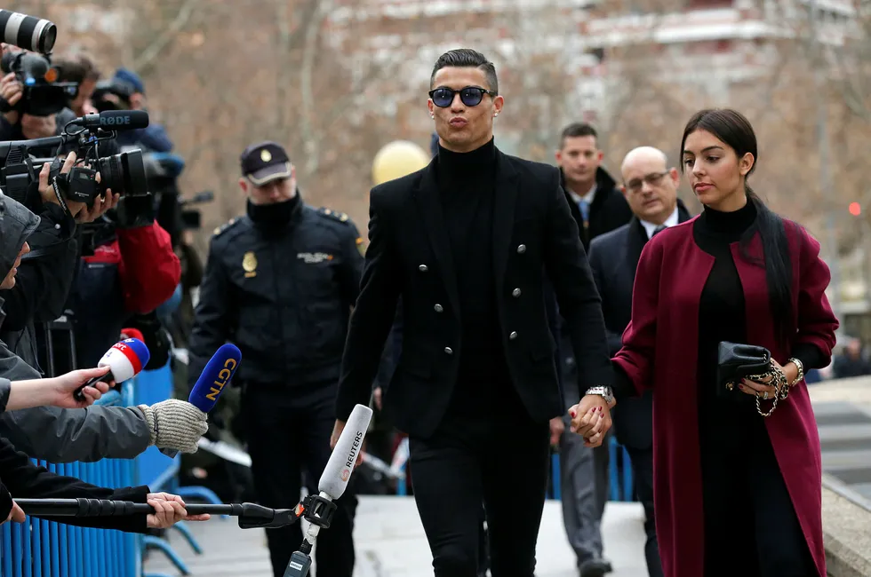 Fotballspilleren Cristiano Ronaldo ankommer retten sammen med sin spanske kjæreste Georgina Rodriguez i Madrid tirsdag.