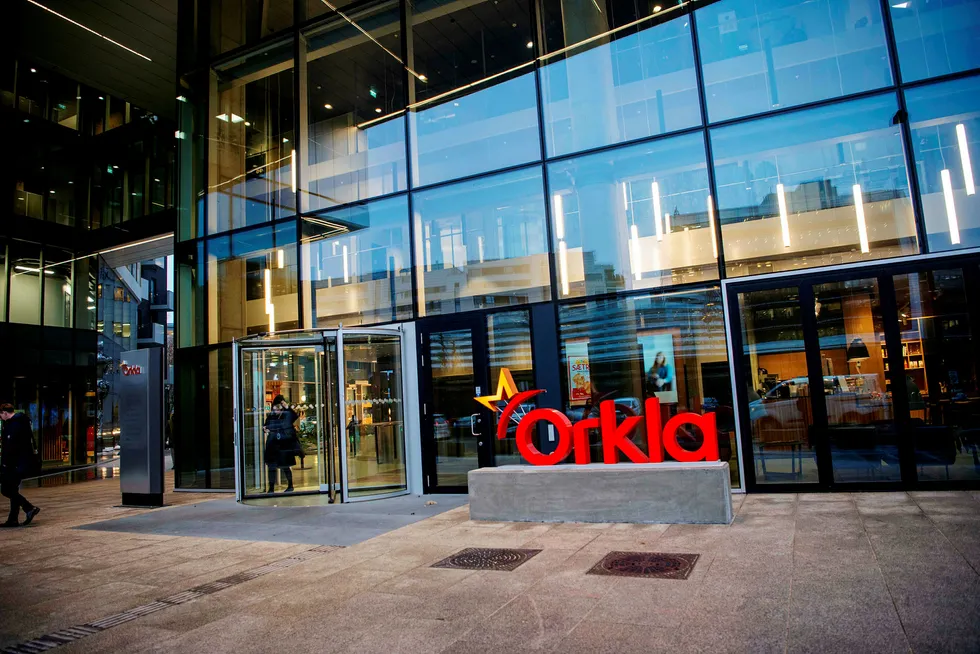 Den norske dagligvaregiganten Orkla får hard medfart av Sveriges største arbeidsgiverorganisasjon etter å ha forlenget sine betalingsfrister. Avbildet er Orklas hovedkontor i Oslo.