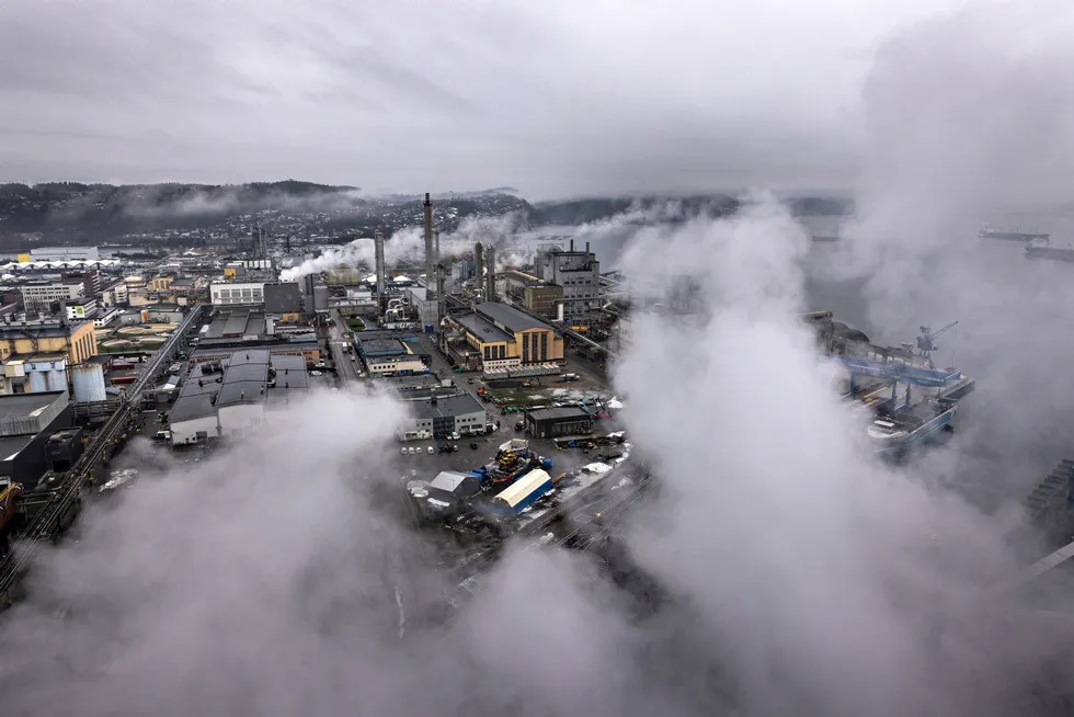 På Herøya ved Porsgrunn kan Yara kutte utslippene fra et av Norges største industrianlegg med rundt 800.000 tonn i året, skriver Yaras konsernsjef.