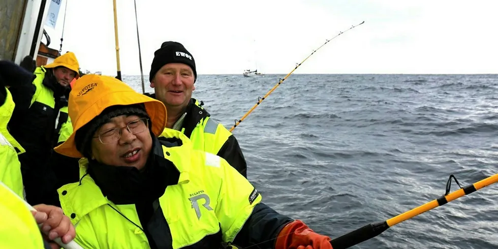 Mange vennskapelige møter er holdt mellom norske og kinesiske aktører, som dette på på Lofothavet. Målet har vært å gjenåpne Kinas grenser for norsk laks. Kinas ambassadør Wang Min (fremst), daglig leder Tore Lundberg (t.h.) i Gratanglaks og administrerende direktør Geir Ove Ystmark i Sjømat Norge. Foto: Privat