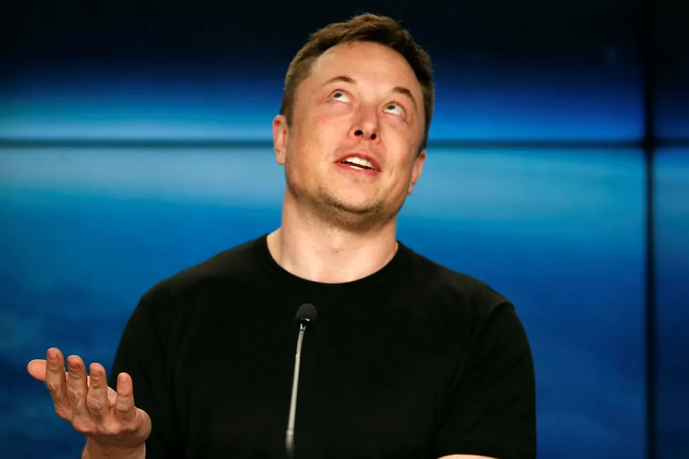 Produksjonen av Teslas «Model 3» er kraftig forsinket. Konsernsjef Elon Musk var ikke interessert i å svare på kritiske spørsmål under nattens analytikerkonferanse. Aksjekursen stupte mens Musk angrep analytikere og journalister. Foto: Joe Skipper/Reuters/NTB Scanpix