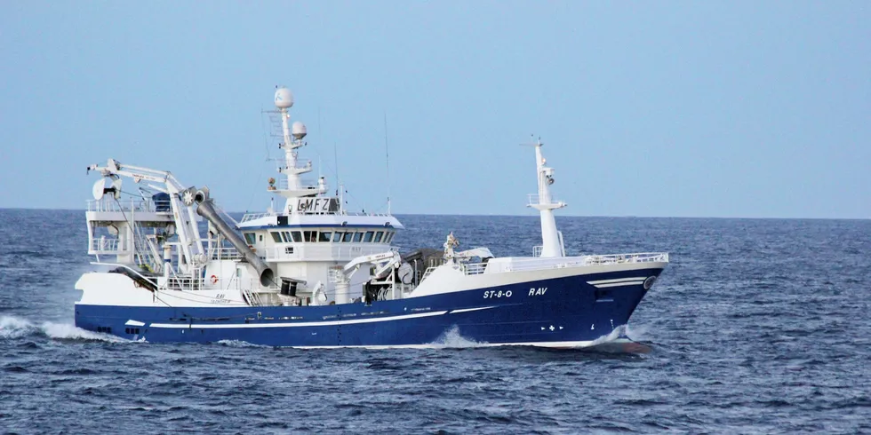 Ringnotbåten «Rav» ble omdøpt til «Santiago» da den ble kjøpt av det Curaçao-registrerte rederiet Light Power Santiago i 2018. Under handelen ble et millionbeløp stjålet.