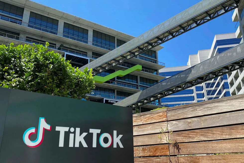 Det kinesiske selskapet Bytedance har kort tid på seg for å splitte opp videoappen Tiktok og selge den amerikanske virksomheten. Minst fire amerikanske teknologiselskaper har vist interesse. Microsoft ligger best an.