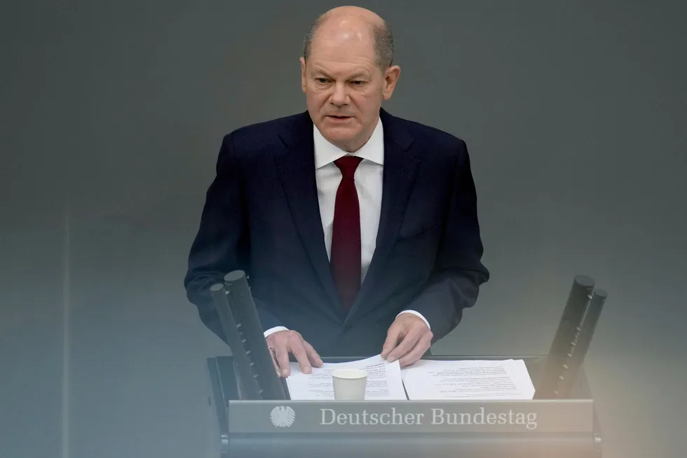 Dagen Tyskland snudde. Forbundskansler Olaf Scholz taler til forbundsdagen søndag 27. februar. Nå skal Tyskland levere våpen til Ukraina og ruste opp.