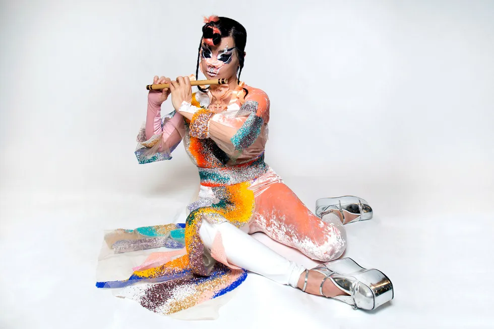 I drømmeland. Björk virker lett gjenkjennelig nyforelsket på sin nye plate. Foto: Santiago Felipe/One Little Indian/Playground