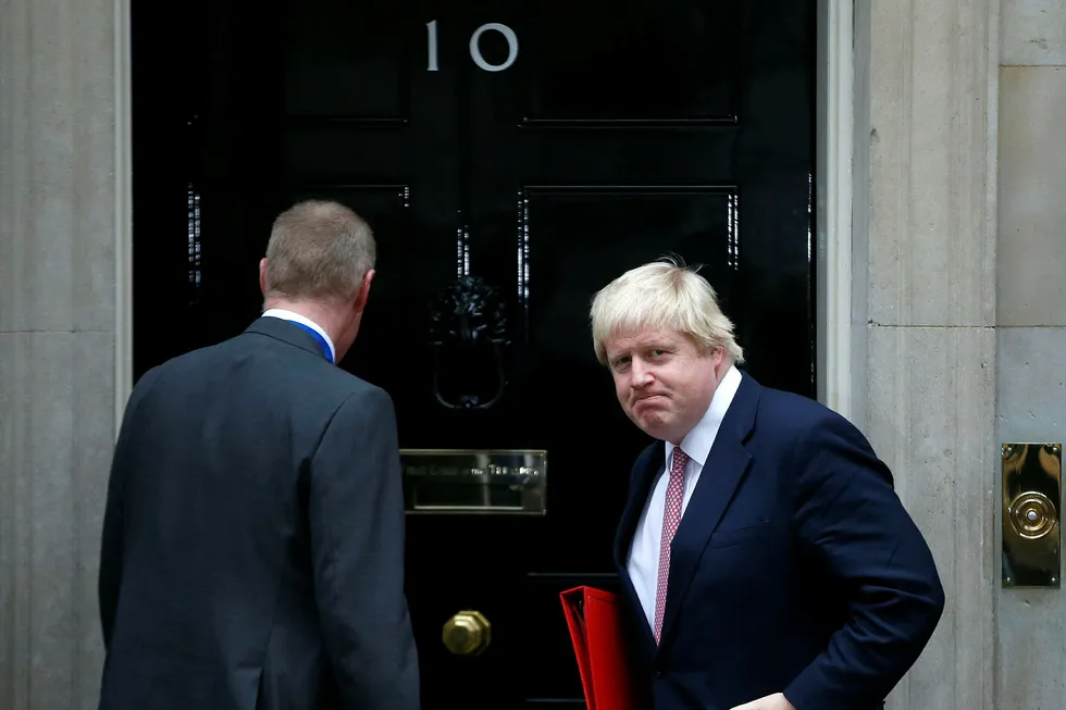 Storbritannias utenriksminister Boris Johnson utenfor inngangen til Downing Street nr. 10. Foto: NTB Scanpix/AP Photo/Alastair Grant